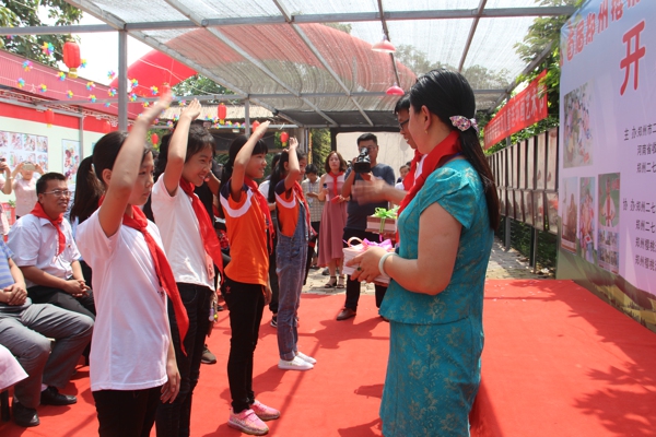 二七区爱心企业家为樱桃沟小学生赠送“六一”特殊礼物(图2) 二七区爱心企业家为樱桃沟小学生赠送“六一”特殊礼物(图2)