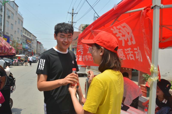中牟县商会街道联合开展“护航高考”志愿者活动(图1)