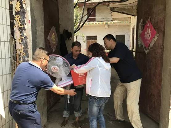 开展扶贫助残系列活动  践行理想信念教育(图2)