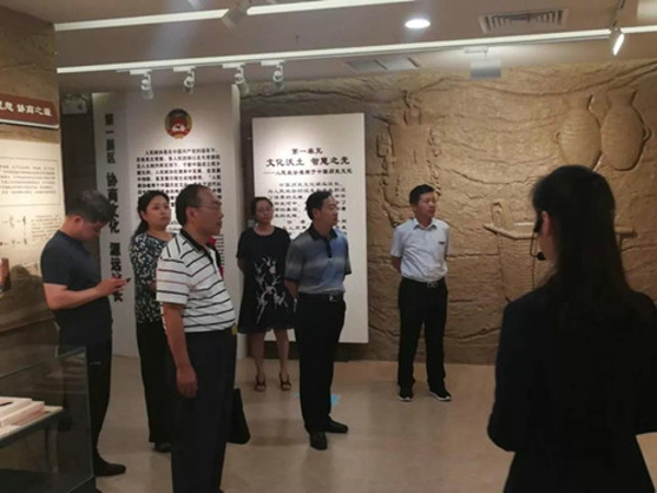 管城区领导率机关及工商联全体成员参观市政协文史馆(图1)