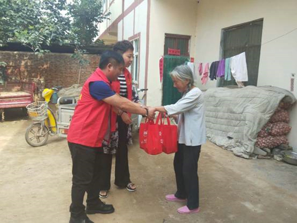 中牟县官渡镇商会开展端午节送温暖活动(图1)