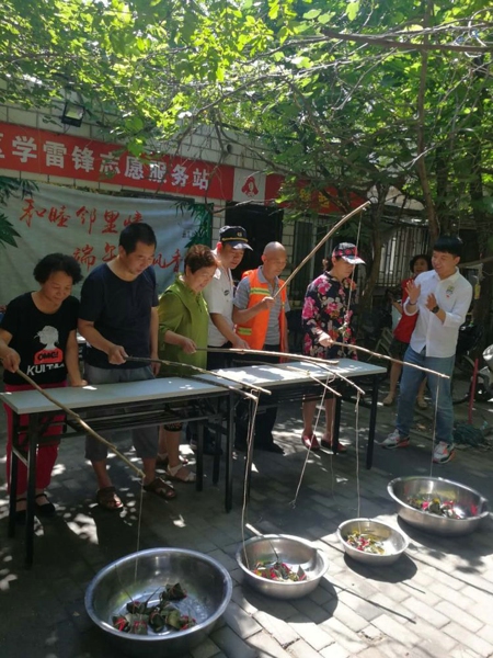 二七区街道商会开展“钓粽子献爱心”活动(图1)