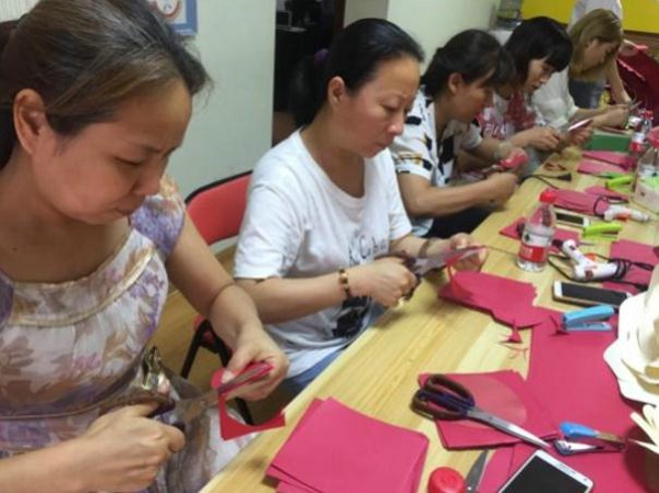 二七区街道商会开展残疾人手工花艺培训活动(图2) 二七区街道商会开展残疾人手工花艺培训活动(图2)