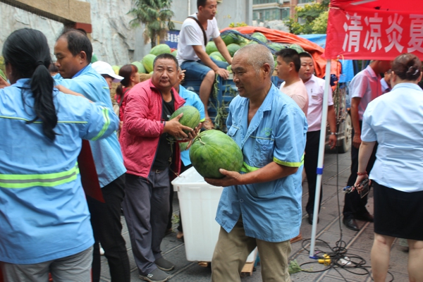 二七区街道商会开展“甜美爱心”送一线活动(图1)