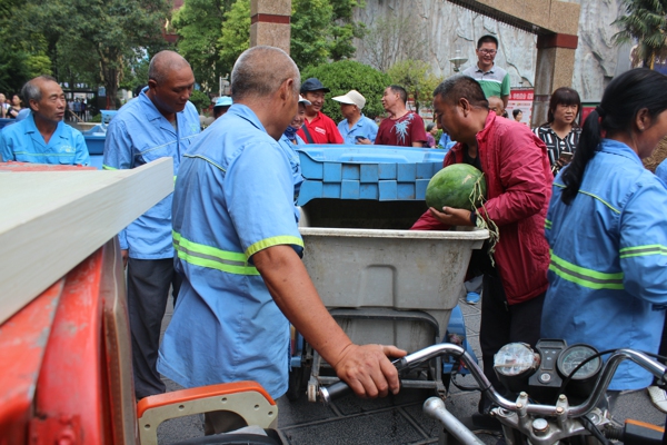 二七区街道商会开展“甜美爱心”送一线活动(图2)