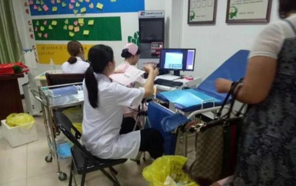 二七区街道商会联合辖区非公企业组织“两癌筛查”健康普查活动(图1) 二七区街道商会联合辖区非公企业组织“两癌筛查”健康普查活动(图1)