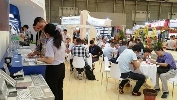 巩义市优秀会员企业-明泰铝业上海铝工业展人气爆棚(图1)