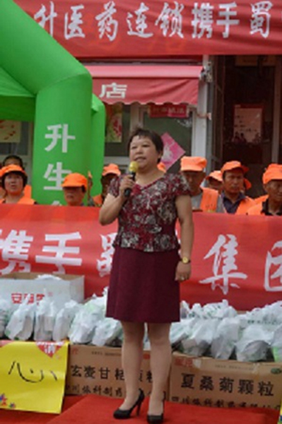 中牟县工商联：关爱环卫工人    奉献非公一份力(图2)