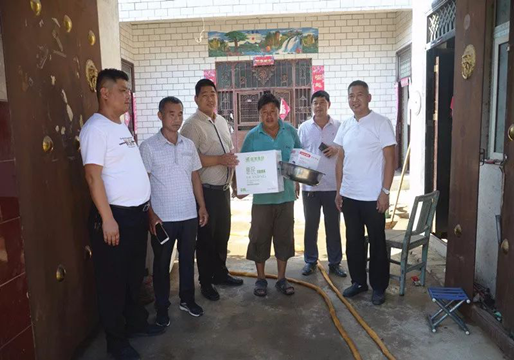 企业帮扶送爱心  精准扶贫暖民心(图2)