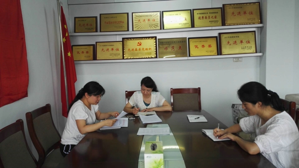 新郑市工商联组织机关干部学习两个条例和党员教育管理工作业务(图1)