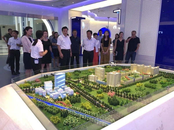 全国政协委员、致公党河南省委主委王鹏杰一行到郑州高新区调研(图1) 全国政协委员、致公党河南省委主委王鹏杰一行到郑州高新区调研(图1)