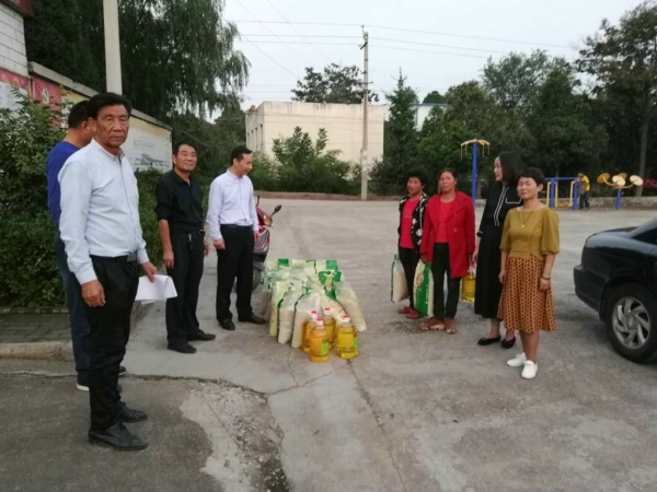 新密市工商联：情暖中秋节  心系贫困户(图1)