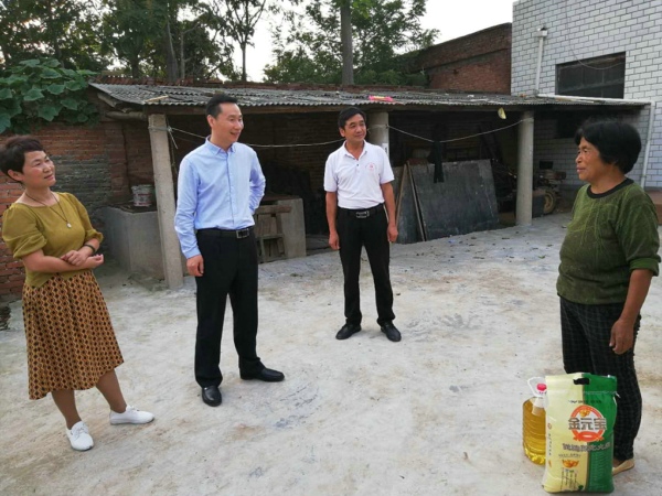 新密市工商联：情暖中秋节  心系贫困户(图2)