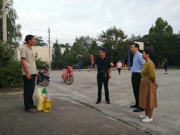 新密市工商联：情暖中秋节  心系贫困户(图4)