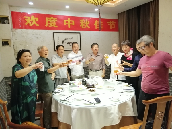 郑州东阳商会中秋佳节慰问在郑乡贤及商会顾问(图1) 郑州东阳商会中秋佳节慰问在郑乡贤及商会顾问(图1)