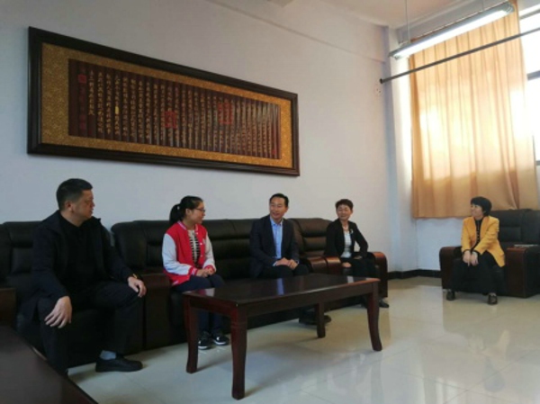 新密市工商联：爱心捐赠  扶贫扶智(图1)