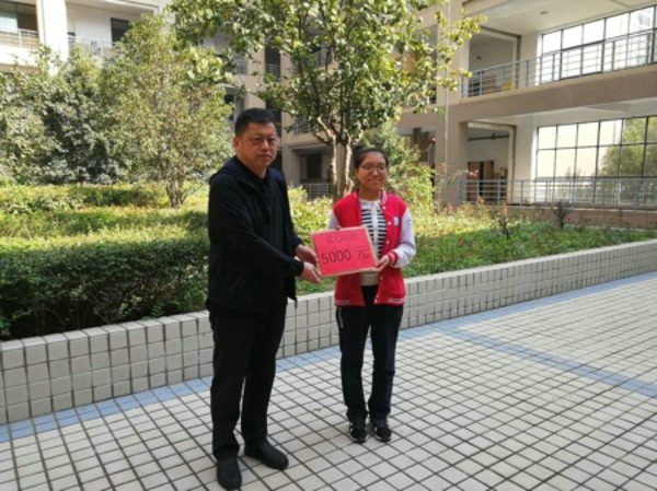 新密市工商联：爱心捐赠  扶贫扶智(图3)