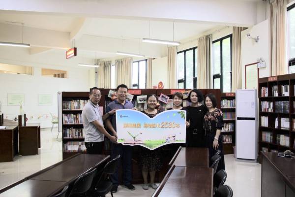 二七区工商联：爱心接力共建书香社区(图1)
