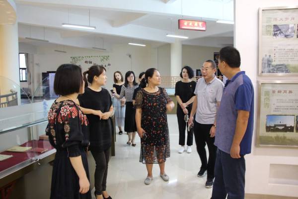 二七区工商联：爱心接力共建书香社区(图2)