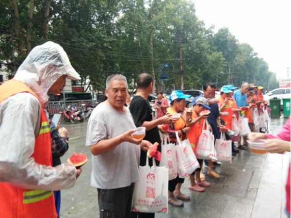 二七区大学路街道商会开展关爱“街边人”公益活动(图1) 二七区大学路街道商会开展关爱“街边人”公益活动(图1)