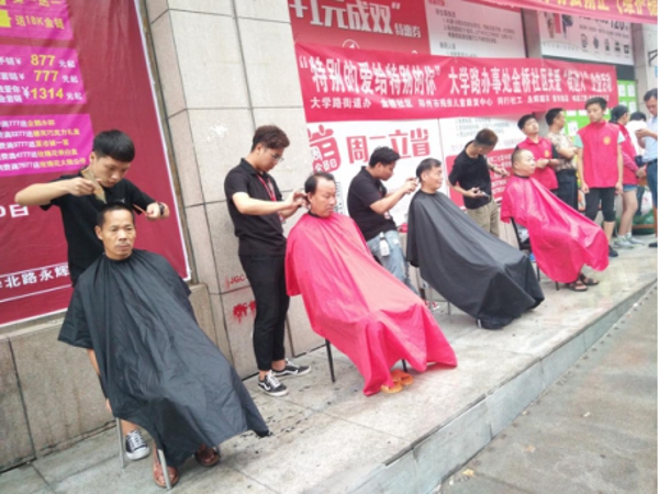 二七区大学路街道商会开展关爱“街边人”公益活动(图2) 二七区大学路街道商会开展关爱“街边人”公益活动(图2)