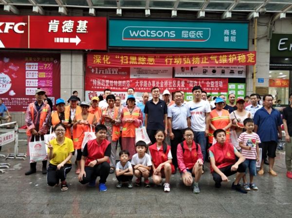 二七区大学路街道商会开展关爱“街边人”公益活动(图4) 二七区大学路街道商会开展关爱“街边人”公益活动(图4)