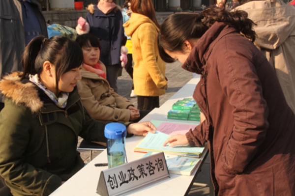 管城区街道商会举行帮扶创业活动招聘会(图1)