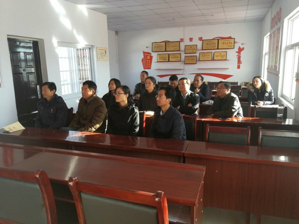 登封市工商联党组组织扶贫村全体党员干部收看庆祝改革开放四十周年大会(图1)