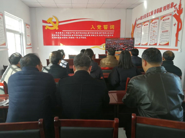 登封市工商联党组组织扶贫村全体党员干部收看庆祝改革开放四十周年大会(图2)