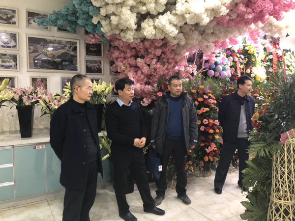 金水区委常委统战部领导一行赴陈砦花卉商会考察(图2)