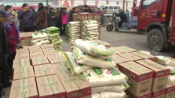 中牟县工商联：裕康酱菜厂冬季馈赠  温暖如春(图3)