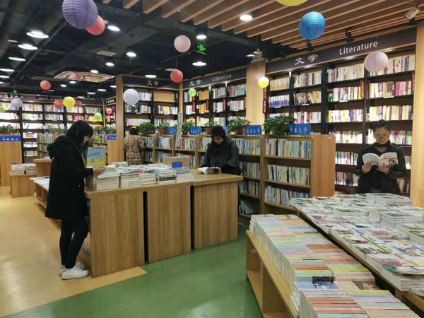 登封市工商联 “三八”妇女节读书、爬山，感受大自然的风采(图1)