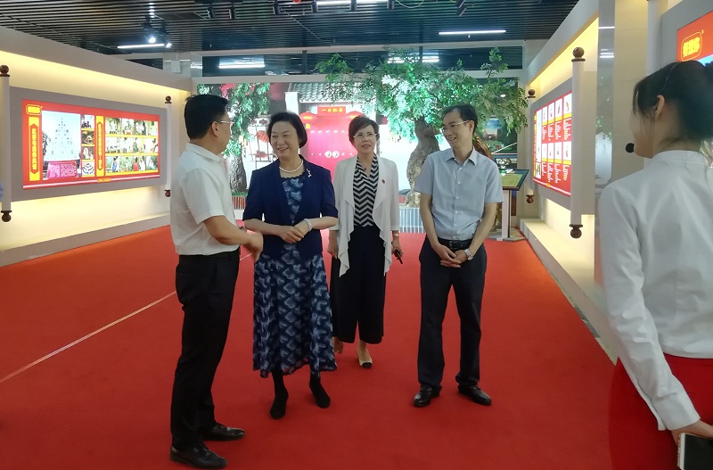 省工商联主席梁静到新郑好想你调研座谈(图1) 省工商联主席梁静到新郑好想你调研座谈(图1)