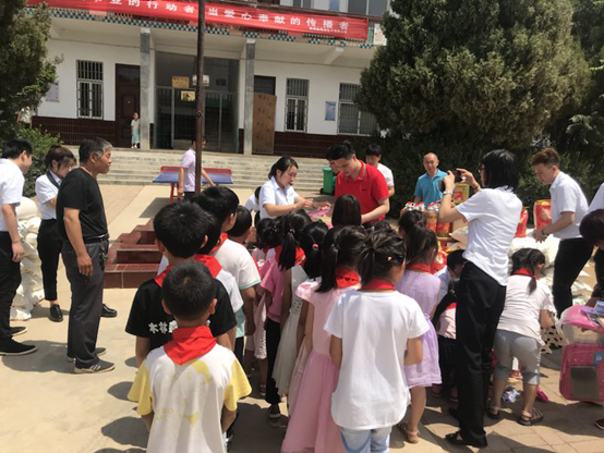 郑州金特莱电子有限公司赴宋窑村开展“双节”慰问活动(图2) 郑州金特莱电子有限公司赴宋窑村开展“双节”慰问活动(图2)