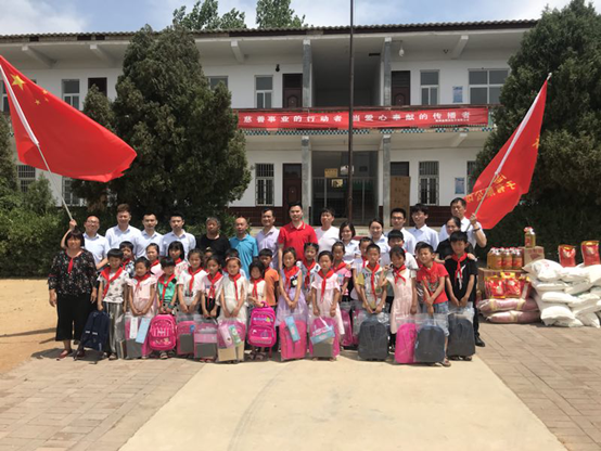 郑州金特莱电子有限公司赴宋窑村开展“双节”慰问活动(图1) 郑州金特莱电子有限公司赴宋窑村开展“双节”慰问活动(图1)