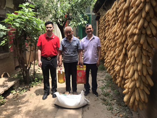 郑州金特莱电子有限公司赴宋窑村开展“双节”慰问活动(图3) 郑州金特莱电子有限公司赴宋窑村开展“双节”慰问活动(图3)