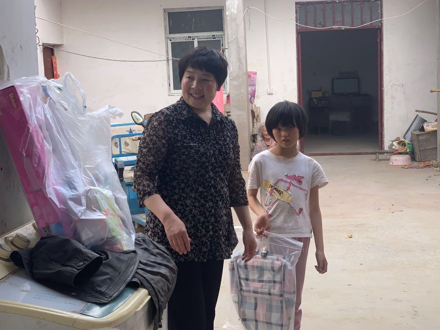 爱心企业“庆六一·迎端午”慰问贫困学生(图3) 爱心企业“庆六一·迎端午”慰问贫困学生(图3)