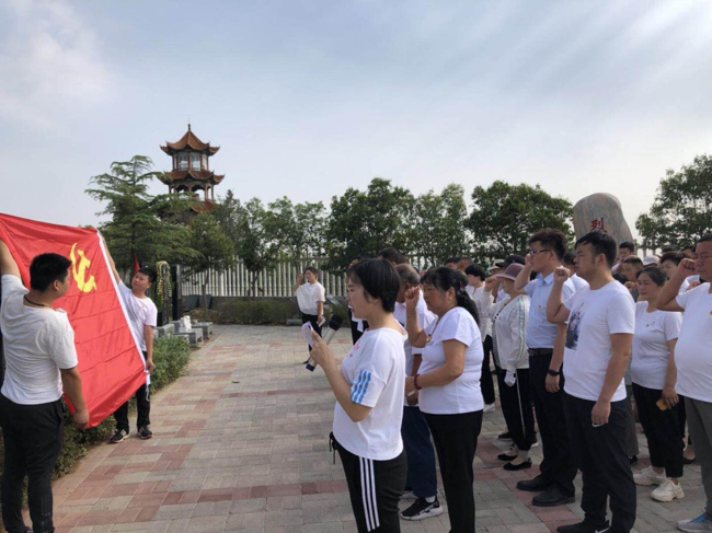 惠济区工商联党支部开展迎七一祭扫烈士墓主题党日活动(图1)