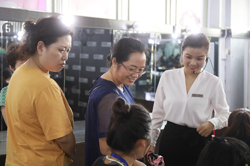 管城区工商联携手二七区工商联走进赛美国际时尚美学教育(图2)