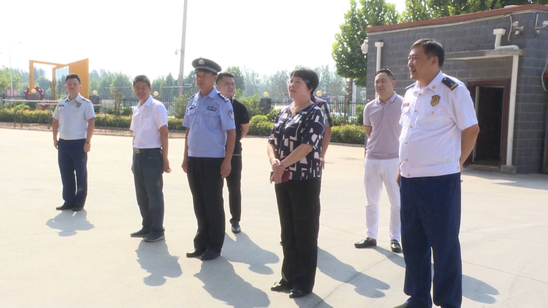 爱心企业慰问消防官兵  尽显军民鱼水情(图2)