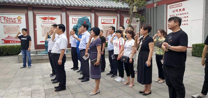 荥阳市工商联组织非公企业党员到廉苑参观学习(图1)