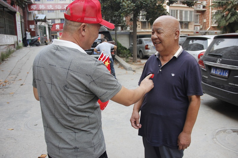 新郑市工商组织开展“诉心声·祝福祖国”志愿者进社区活动(图2)