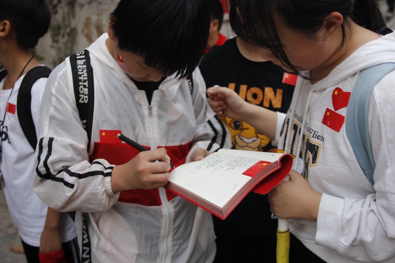 新郑市工商组织开展“诉心声·祝福祖国”志愿者进社区活动(图3)