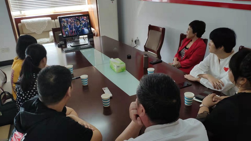 新郑市工商联组织党员、机关干部、非公企业观看庆祝新中国成立70周年大会(图3)