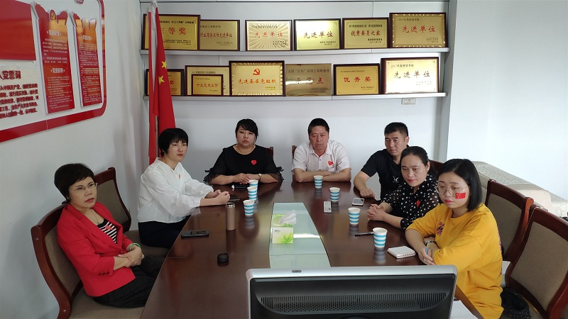 新郑市工商联组织党员、机关干部、非公企业观看庆祝新中国成立70周年大会(图4)