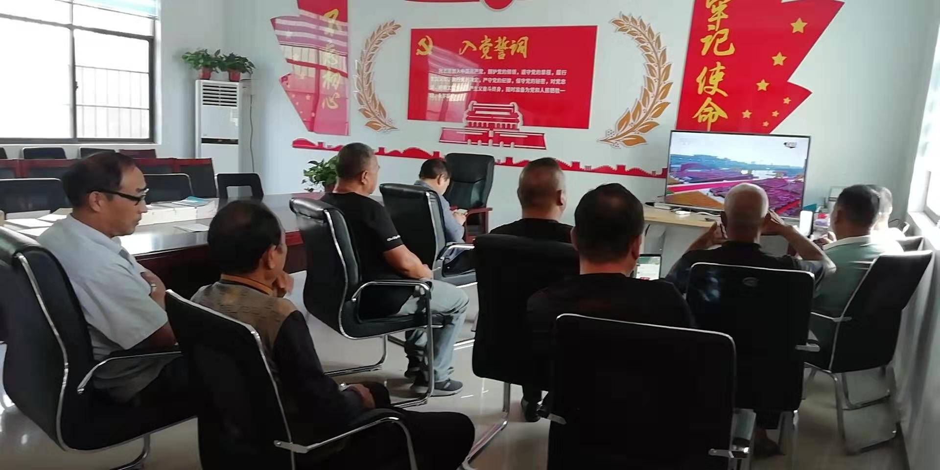 新郑市工商联组织党员、机关干部、非公企业观看庆祝新中国成立70周年大会(图2)