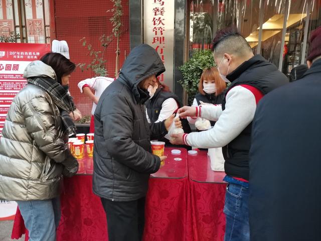 管城区工商联会员企业天堂鸟餐饮集团为市民送上温暖腊八粥(图2)