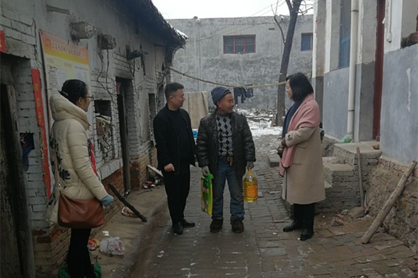 登封市工商联春节前夕走访慰问困难群众，开展精准扶贫(图1)