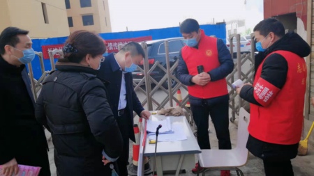 新密市政协副主席、工商联主席宋林祥到岳村镇督导新型冠状病毒疫情防控工作(图1)