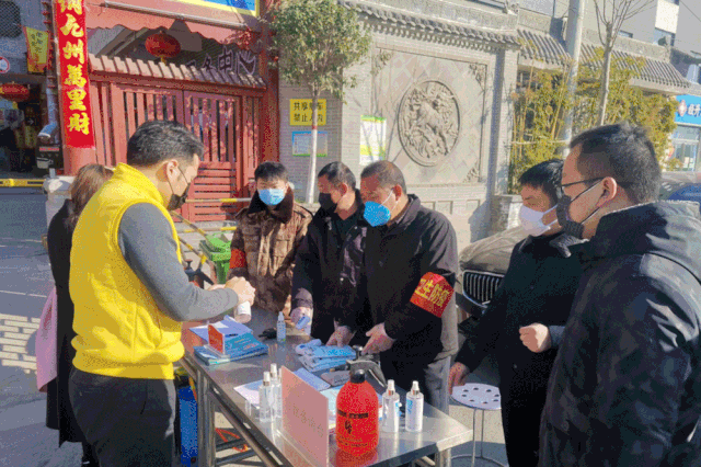 张老炝方城炝锅烩面走进社区一线防控站送防疫物资(图1)